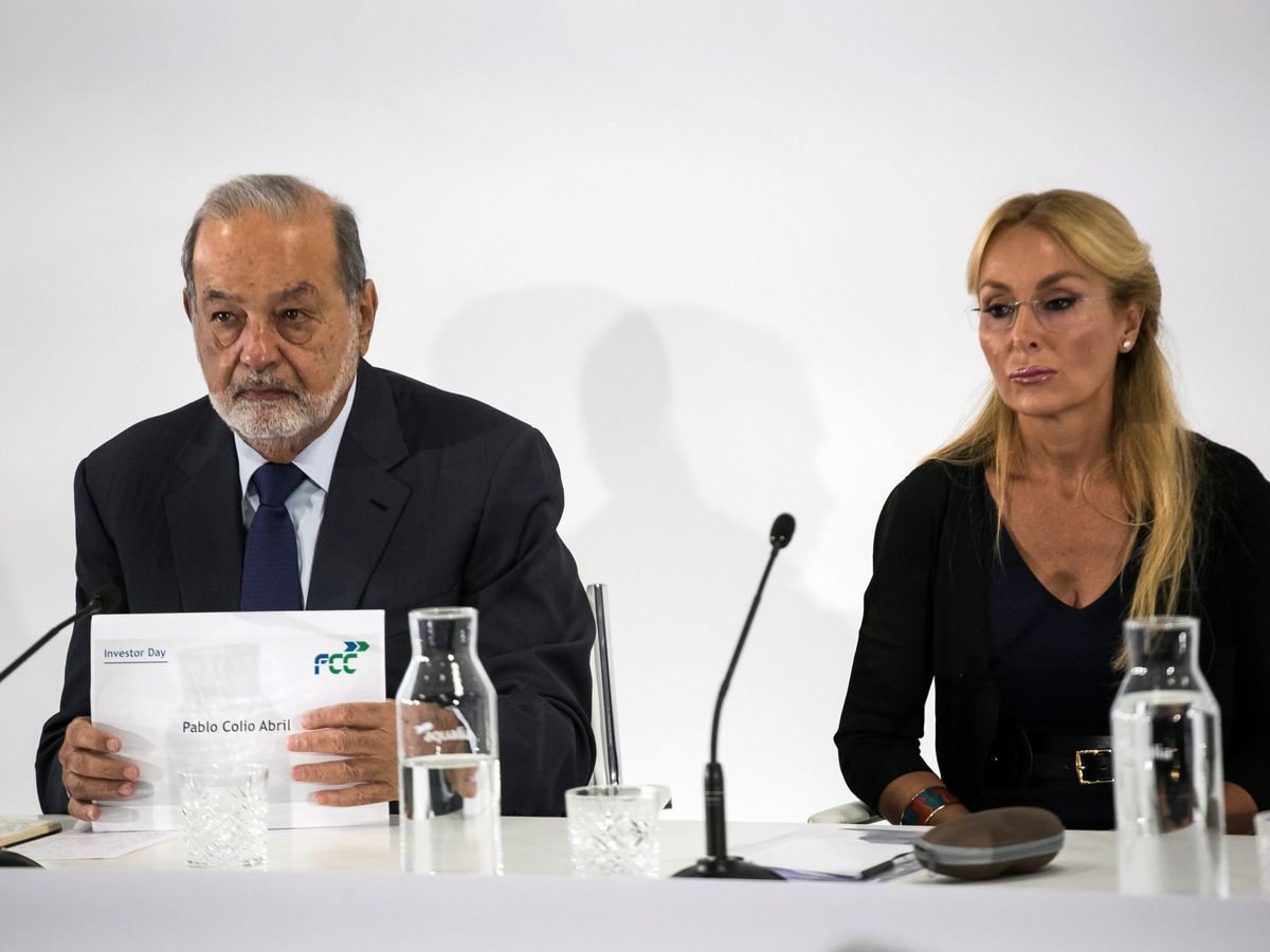 Foto: Esther Alcocer Koplowitz, presidenta de FCC, junto a Carlos Slim. (EFE/Santi Donaire)