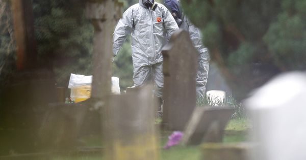 Foto: Miembros de los servicios de emergencia británicos en un cementerio de Salisbury, Reino Unido, el 10 de marzo de 2018. (Reuters) 