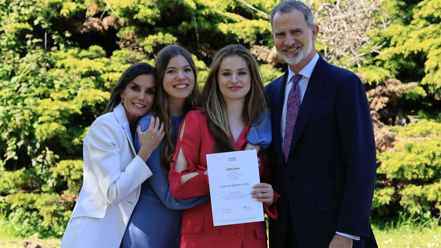 La princesa Leonor, junto a sus padres y su hermana el día de su graduación. (Casa Real)
