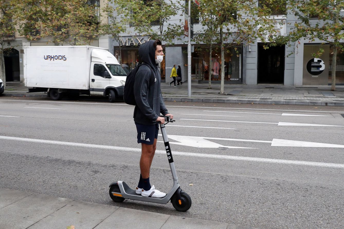 Un joven circula con un patinete por las calles de Madrid. (EFE/J.J. Guillén)