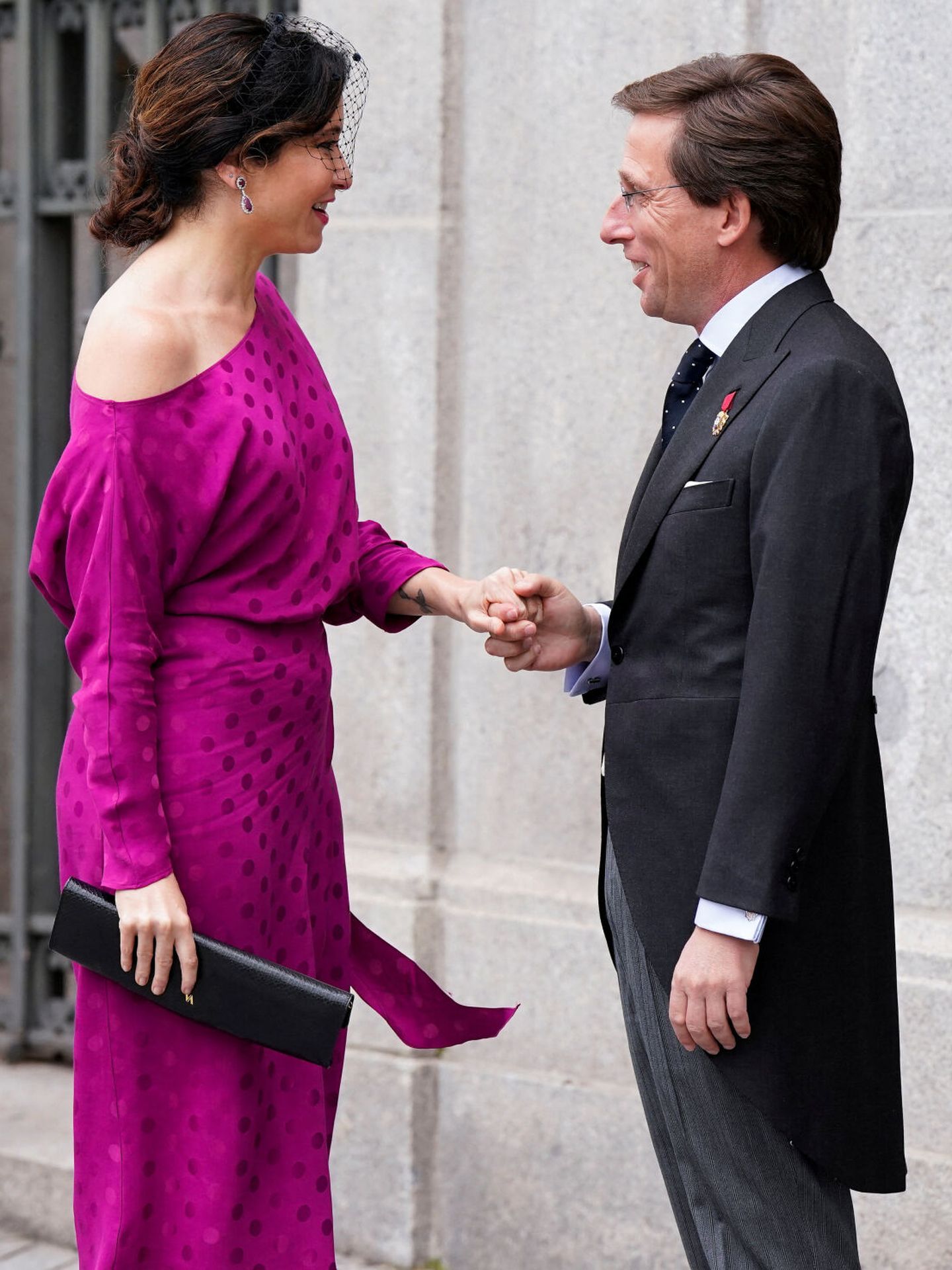 Isabel Díaz Ayuso y Jose Luis Martínez-Almeida, a las puertas de la iglesia de la boda del alcalde. (Reuters)