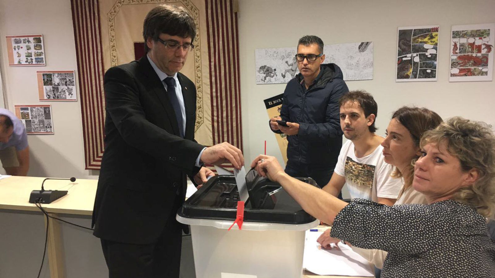 Foto: Carles Puigdemont vota en Cornella de Terri. (Reuters)