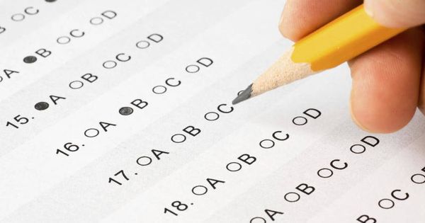 Foto: Marcando respuestas en una hoja de examen tipo test. (iStock)