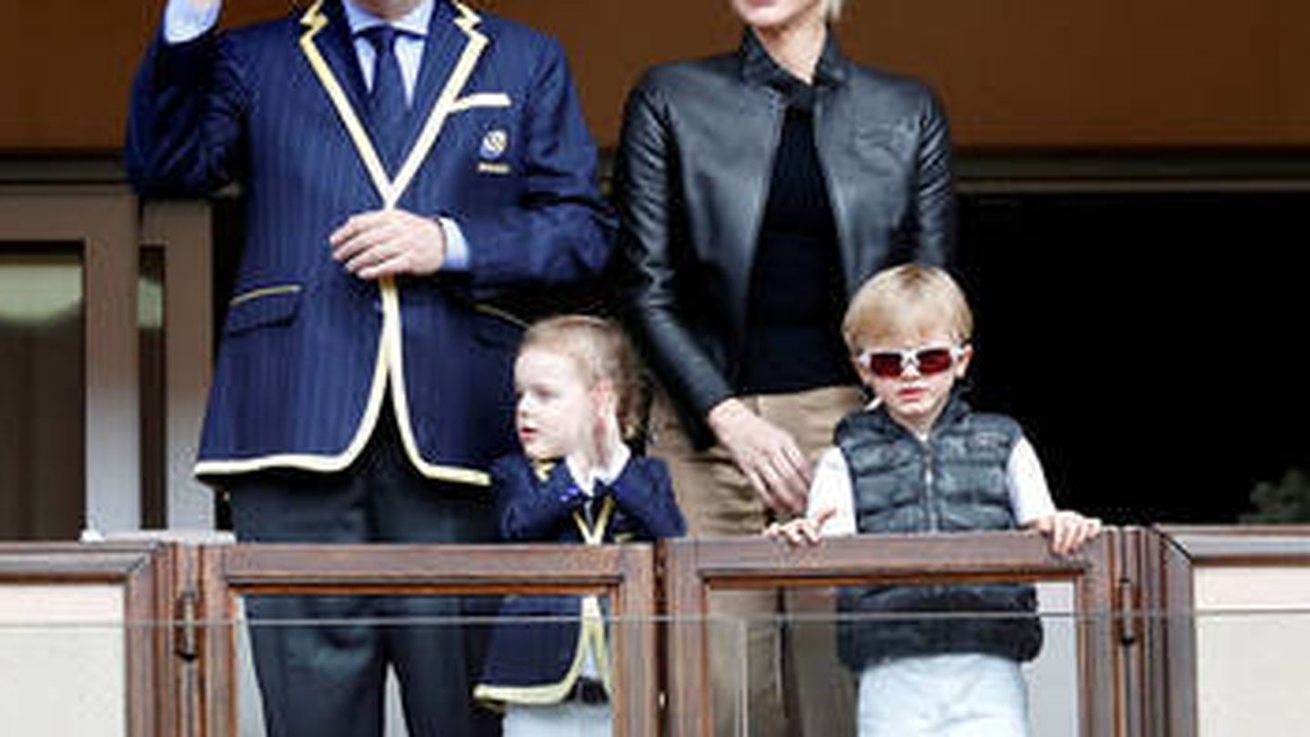 Alberto y Charlene de Mónaco, con sus hijos. (Reuters)