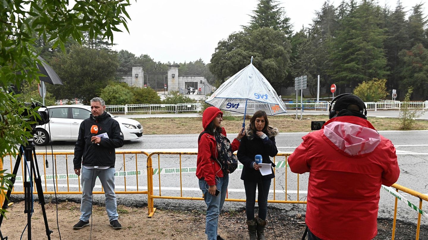Trabajadores de los medios de comunicación a la entrada de el Valle de los Caídos este miércoles. (EFE)