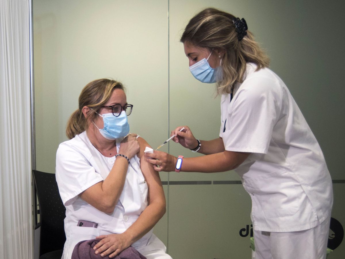 Foto: Inicio de la campaña de vacunación contra la gripe y el covid-19 en 2022. (EFE/David Arquimbau Sintes)
