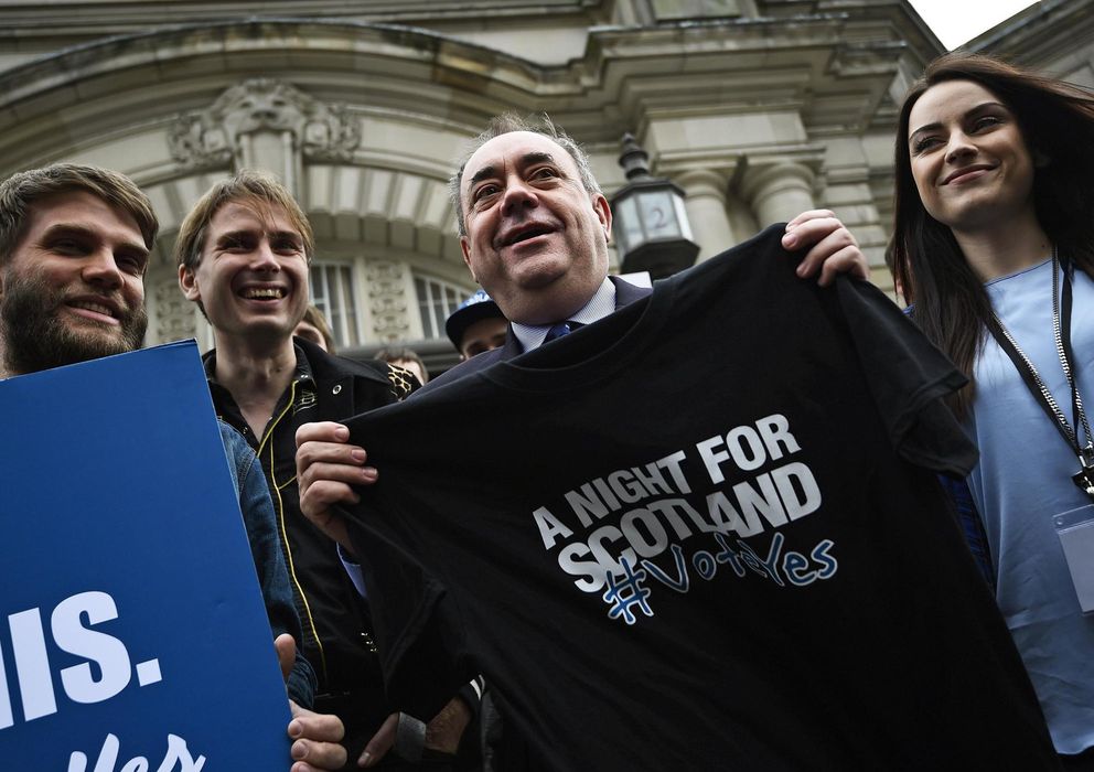 Foto: Alex Salmond posa junto a estrellas de pop locales en un acto a favor del "sí" en Edimburgo (Reuters).