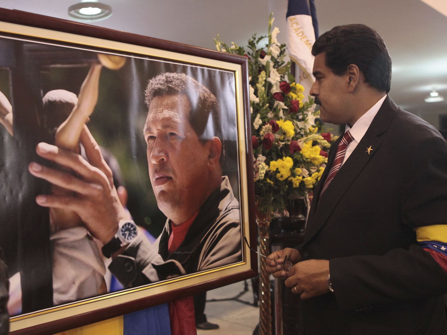 El líder venezolano, Nicolás Maduro, contempla un retrato de Hugo Chávez en su funeral (Reuters).