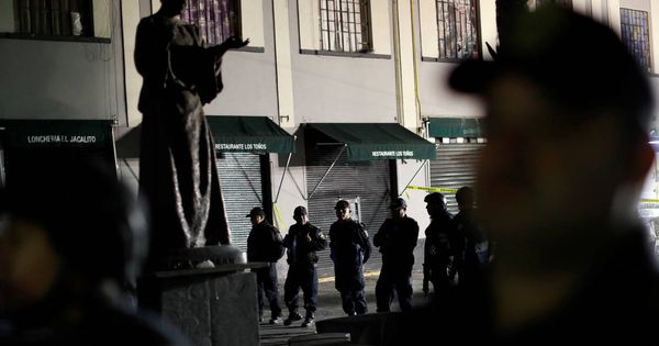 Foto: Un grupo de policías custodia el área de un asesinato en Plaza Garibaldi, en Ciudad de México, el 14 de septiembre de 2018. (Reuters)
