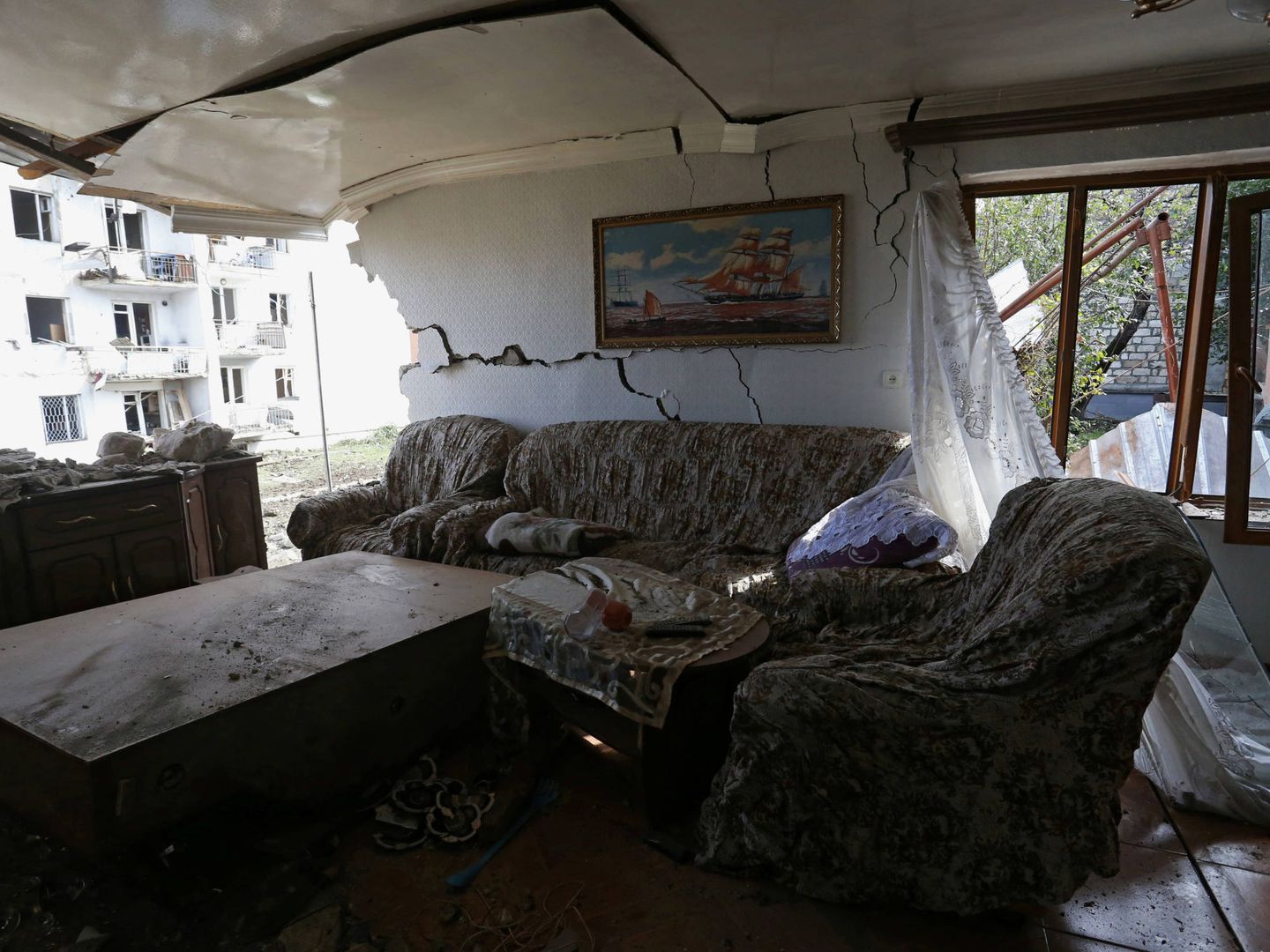 Un salón afectado por los bombardeos azeríes en Stepanakert  (Reuters)