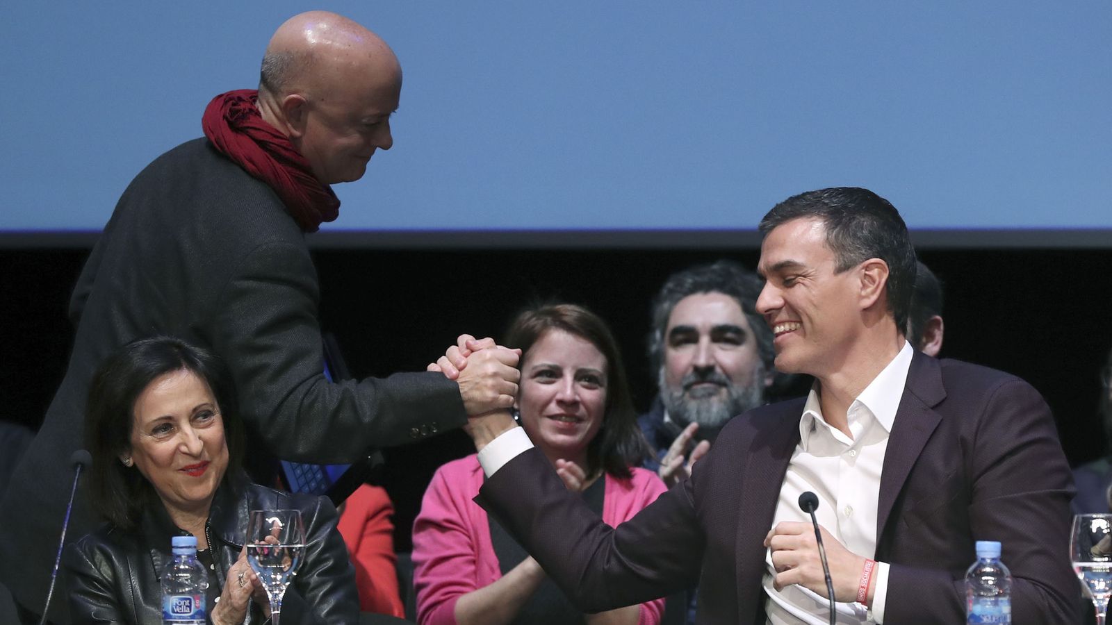 Elorza saluda a Sánchez en la presentación en 2017 de su candidatura a la secretaría general del PSOE. (EFE/Chema Moya)