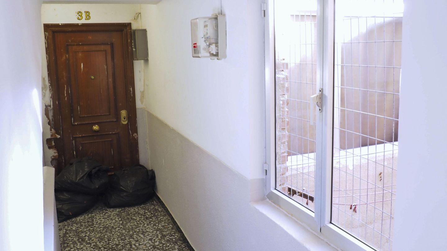 Vista de la vivienda donde ha sido encontrado el cadáver de una mujer en el interior. (EFE/R. García)