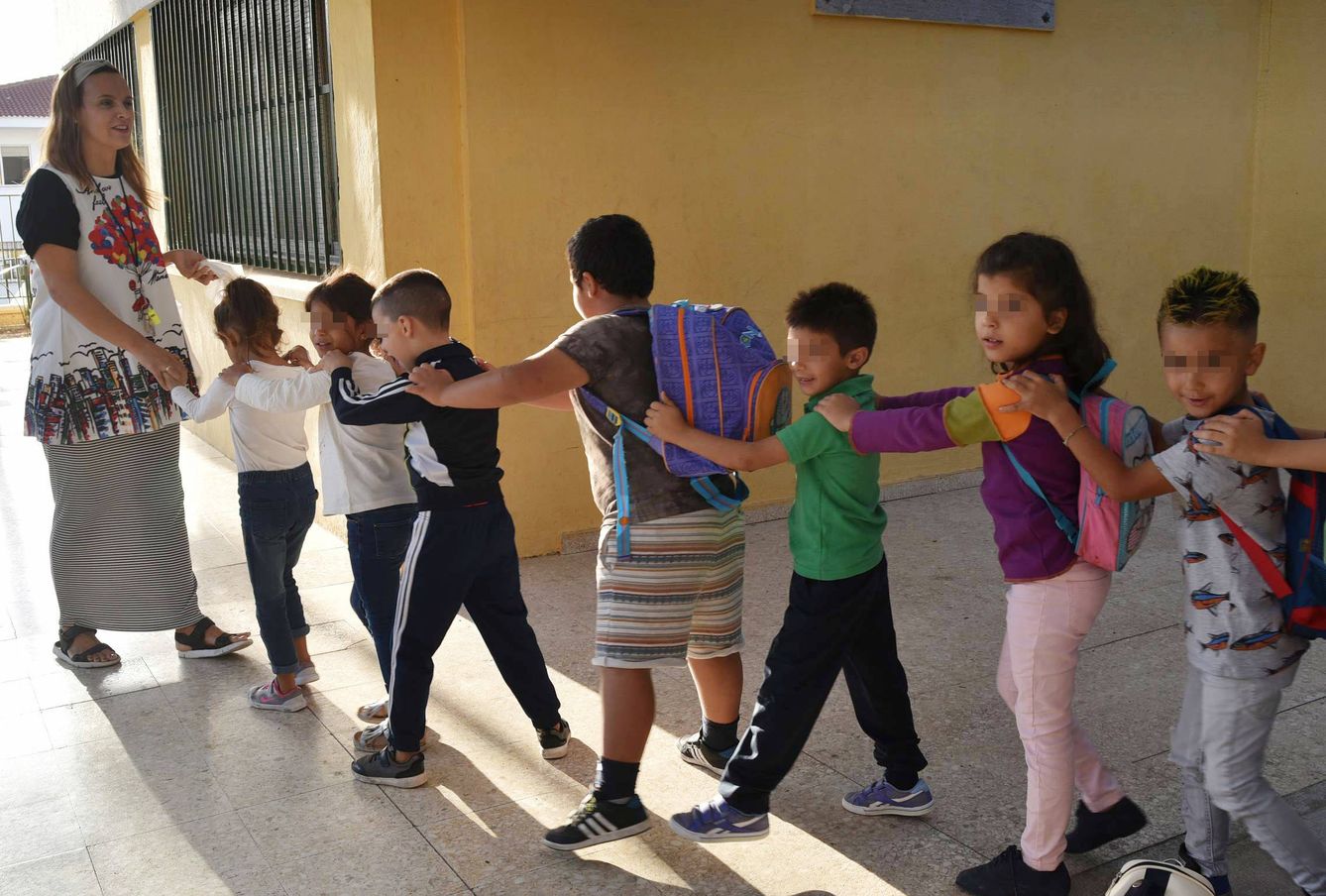 Los niños de Infantil, en fila, en dirección a la clase. (Toñi Guerrero)