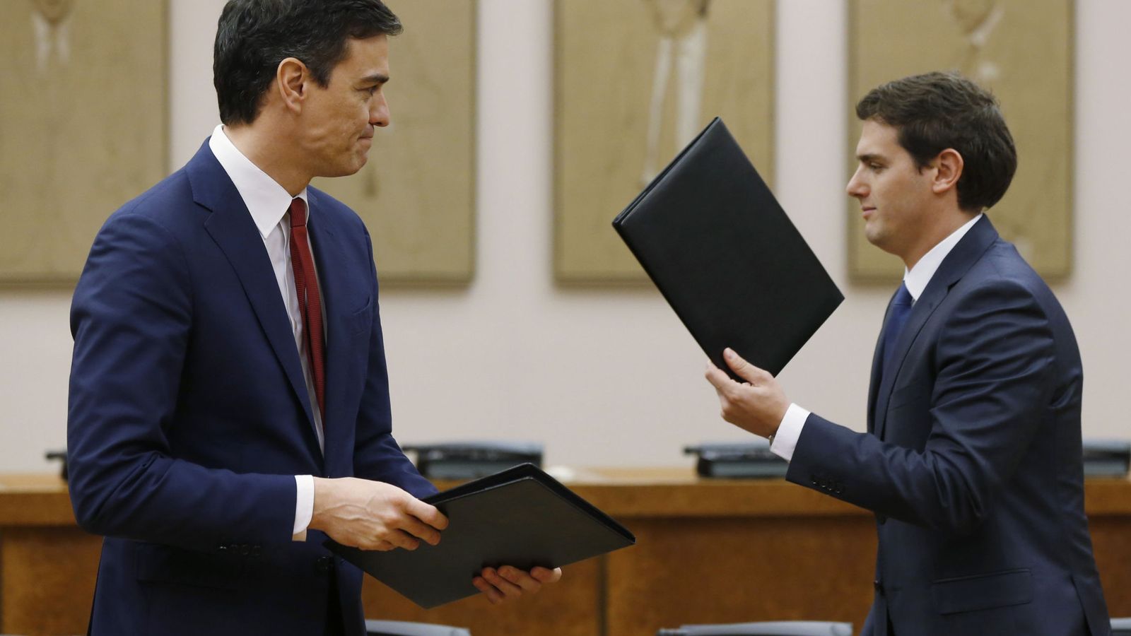 Foto: Sánchez y Rivera firman el acuerdo de investidura y legislatura. (EFE)
