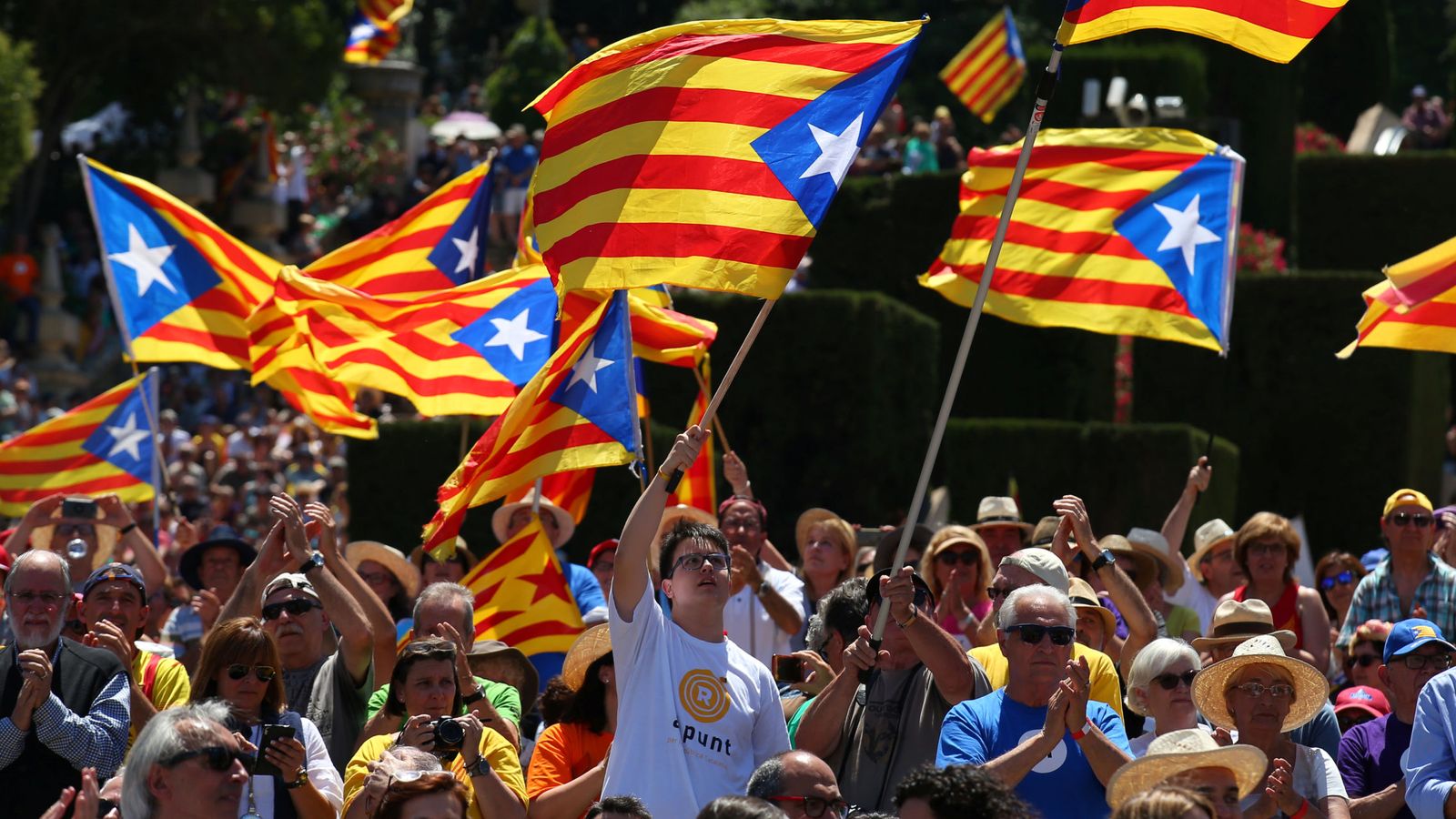 Foto: Varias personas ondean la estelada durante una manifestación a favor de la independencia. (Reuters)