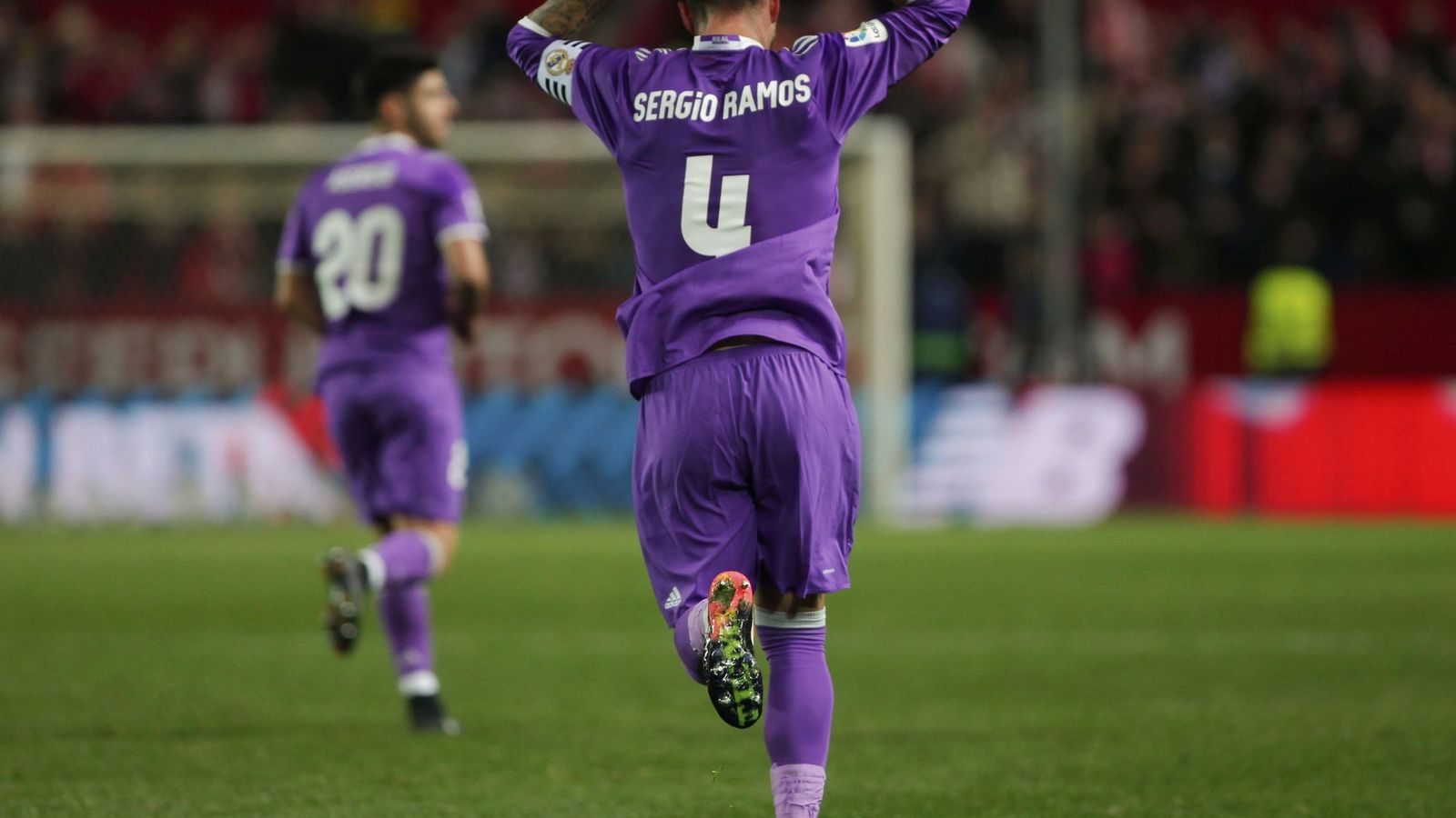 Foto: Ramos hizo un gesto a la grada tras marcar de penalti (Jon Nazca/Reuters)