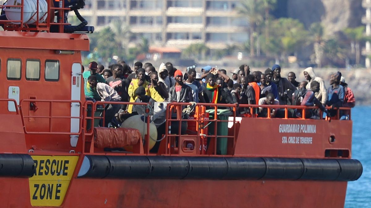 Mil migrantes al día llegan a Canarias: los sobrepasados policías piden ayuda "urgente"