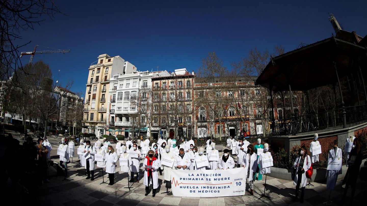 Concentración convocada por el sindicato Amyts con motivo de la huelga indefinida de médicos de atención primaria en marzo de 2021. (EFE/David Fernández)
