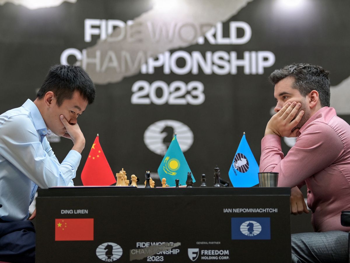 Foto: Liren (i) y Nepo, en una de las partidas en Astana. (Reuters/Turar Kazangapov)