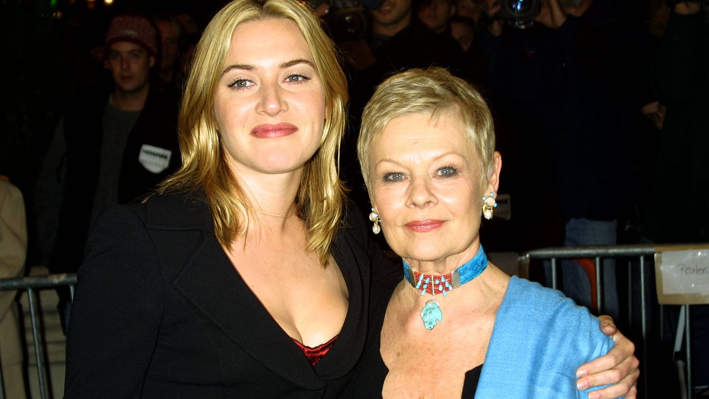 Una joven Kate Winslet junto a Judi Dench. (Getty)