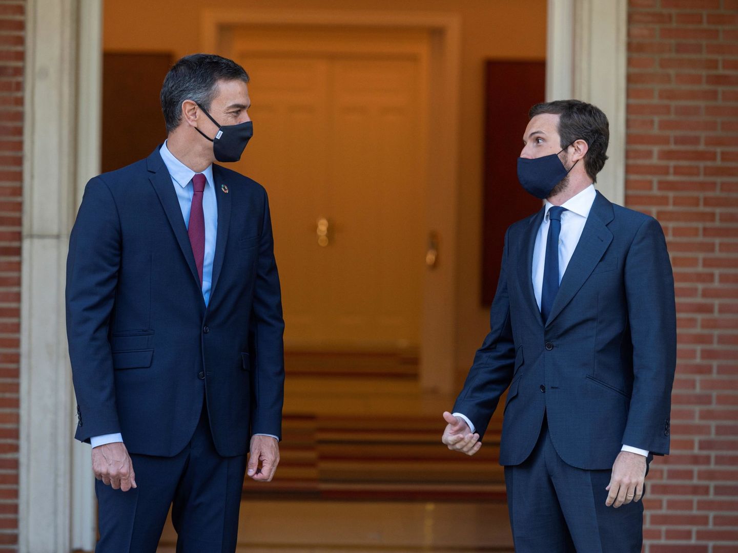 Sánchez recibe a Casado en el Palacio de la Moncloa. (EFE)