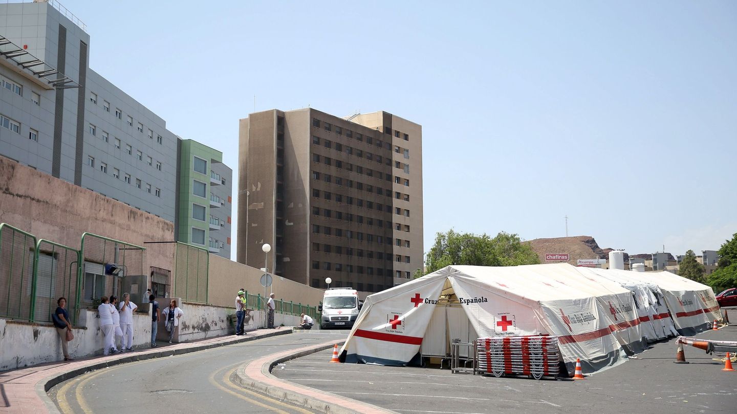 Carpa en los aparcamientos del Hospital Nuestra Señora de La Candelaria para poder suplir el cierre provisional de Urgencias. (EFE)