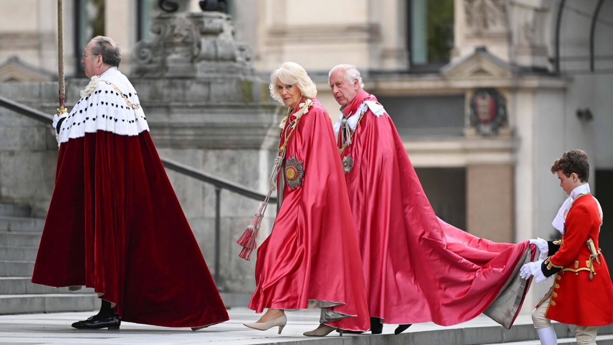 Carlos III, Camila y el déjà vu de su coronación: un acto con capas históricas, muchas joyas y 2.000 invitados