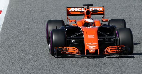 Foto: El McLaren, en la pista (Albert Gea/Reuters).