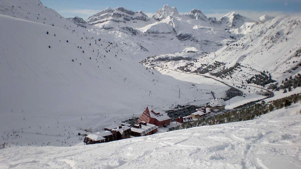 Muere un joven de 19 años cuando esquiaba fuera de pista en Astún (Huesca)