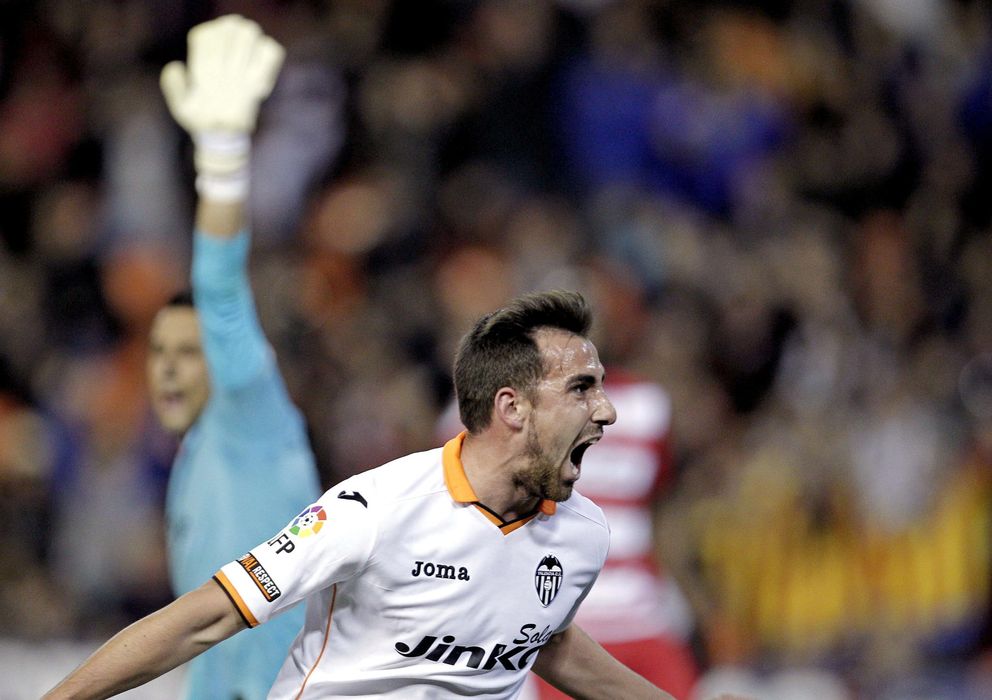 Foto: Paco Alcácer celebra uno de los goles marcados esta temporada (EFE)