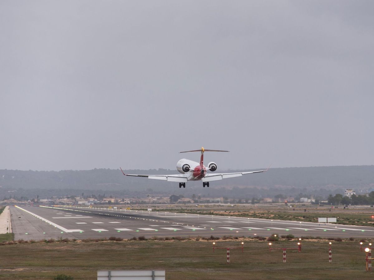 Foto: Un avión aterriza en el aeropuerto de Palma de Mallorca. (EFE/Atienza)