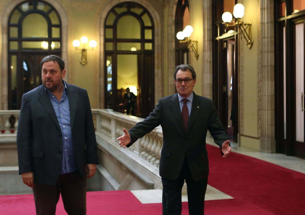 Foto: El presidente de la Generalitat, Artur Mas (d,) recibe al líder de ERC, Oriol Junqueras (i), en el Parlament (Efe)