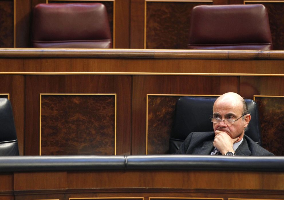 Foto: El ministro de Economía, Luis de Guindos, durante un pleno del Congreso de los Diputados (Efe)