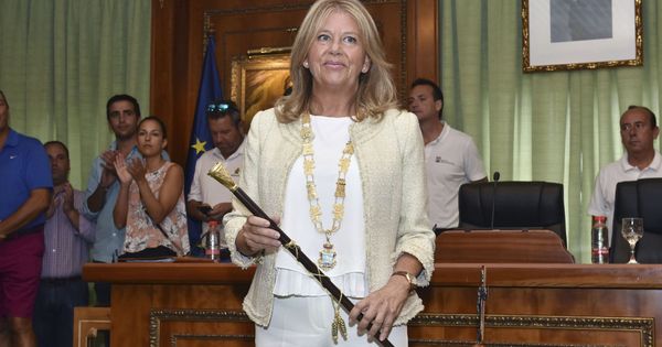 Foto: Ángeles Muñoz, con el bastón de mando de la ciudad tras jurar su cargo el pasado agosto. (EFE)