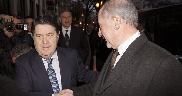Foto: José Luis Olivas, expresidente de Bancaja, junto a Rodrigo Rato (dcha.) (EFE)