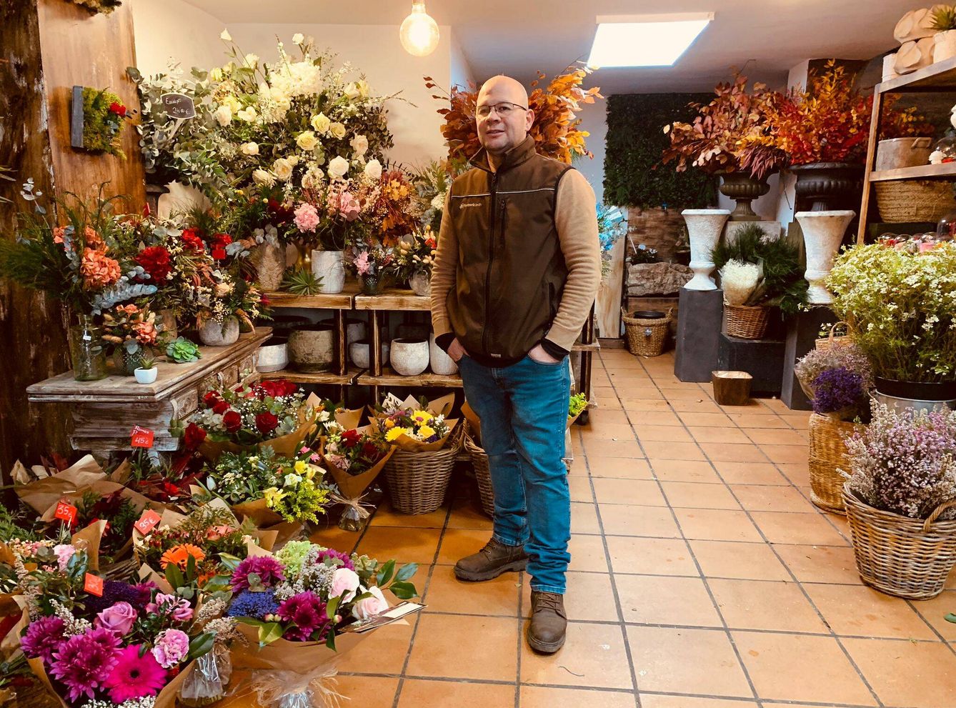 Duber Jaramillo, en el interior de su tienda de flores en Bravo Murillo. (Cedida)