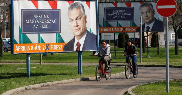 Foto: Dos ciclistas pasan delante de varios pósteres electorales del presidente Víktor Orbán, en Gyongyos, Hungría, el 8 de abril de 2018. (Reuters)