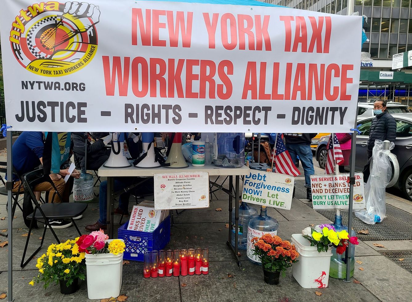 Stand de New York Taxi Workers Alliance (NYTWA) en un campamento de conductores de taxis amarillos en huelga de hambre. (EFE)