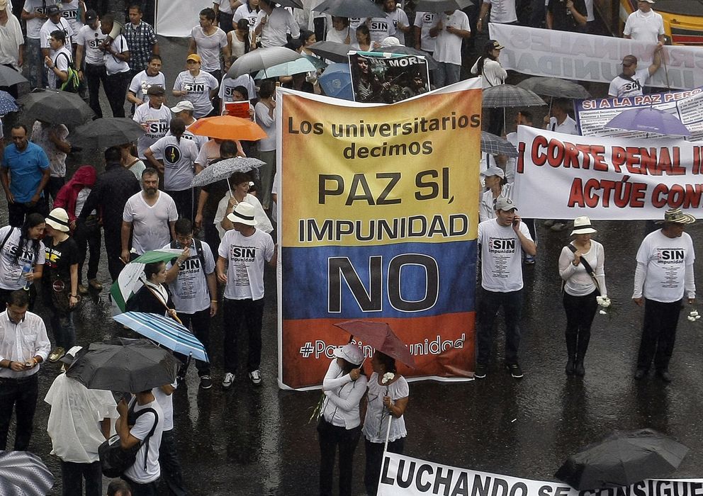 Foto: Cientos de personas en la marcha 'Paz sin impunidad' en contra de la supuesta impunidad en los diálogos de paz que se realizan en La Habana (Efe).