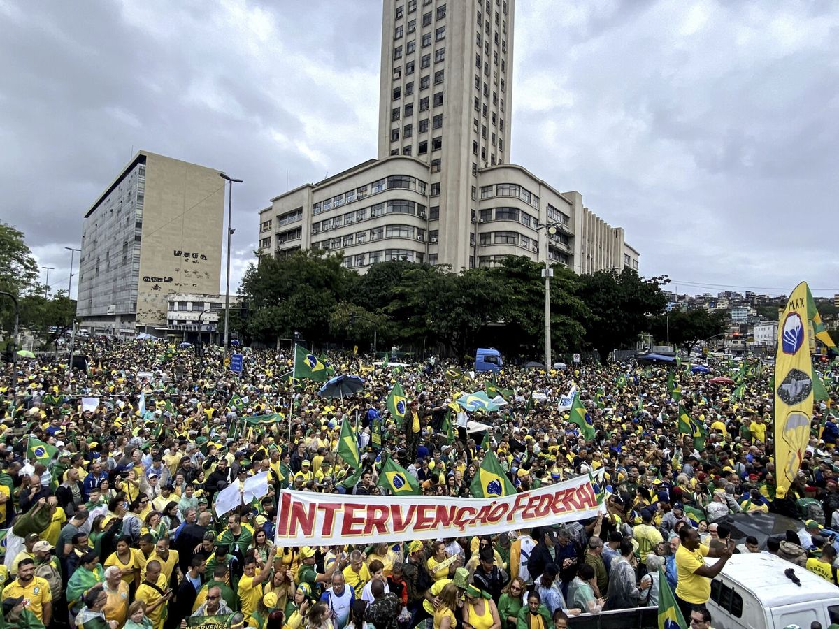 Foto: Miles de personas participan en una protesta de seguidores del expresidente Jair Bolsonaro en Río. (EFE/Antonio Lacerda)