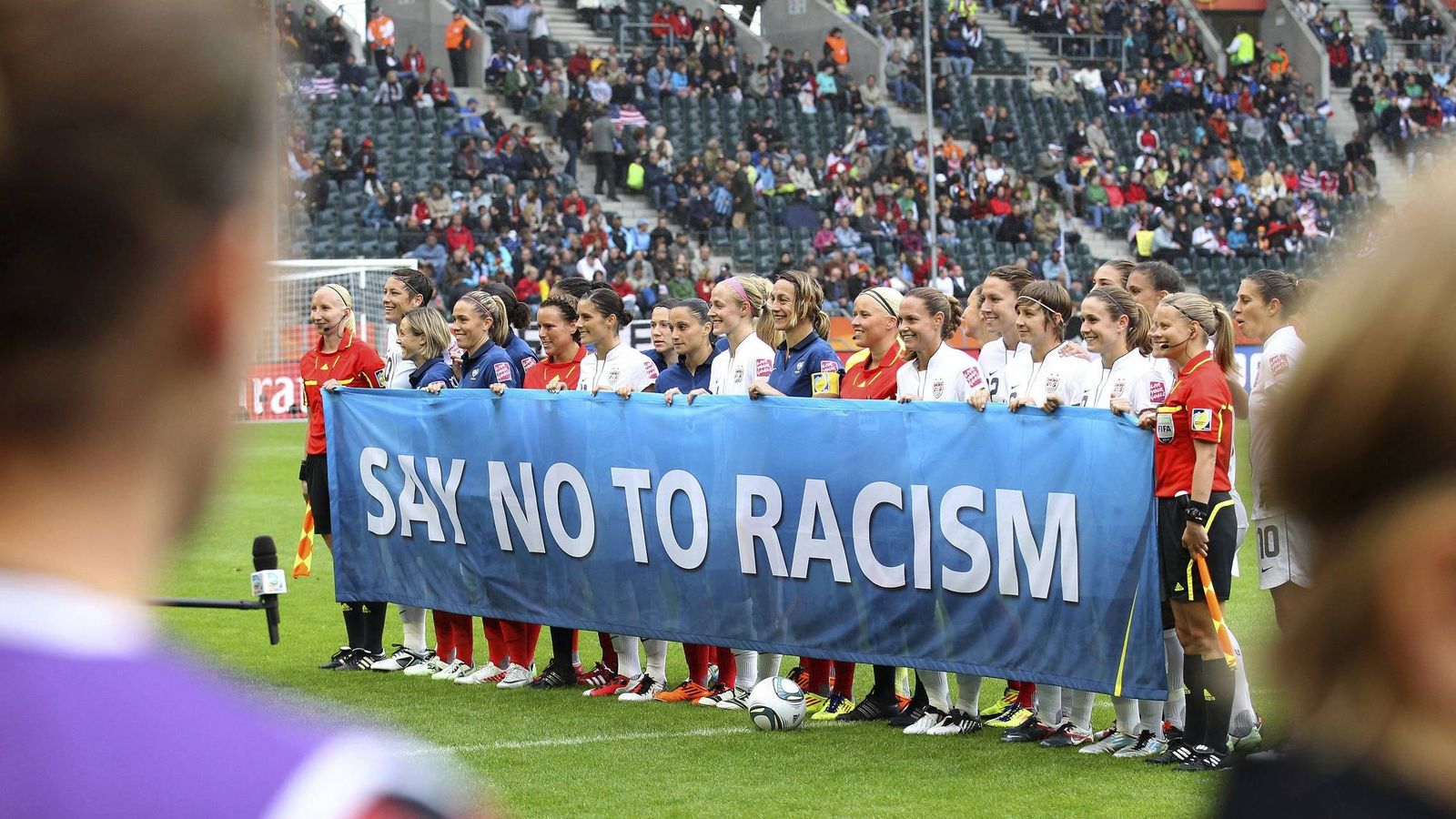 Foto: El racismo, una lacra contra la que se lucha cada vez más en el fútbol mundial (EFE).