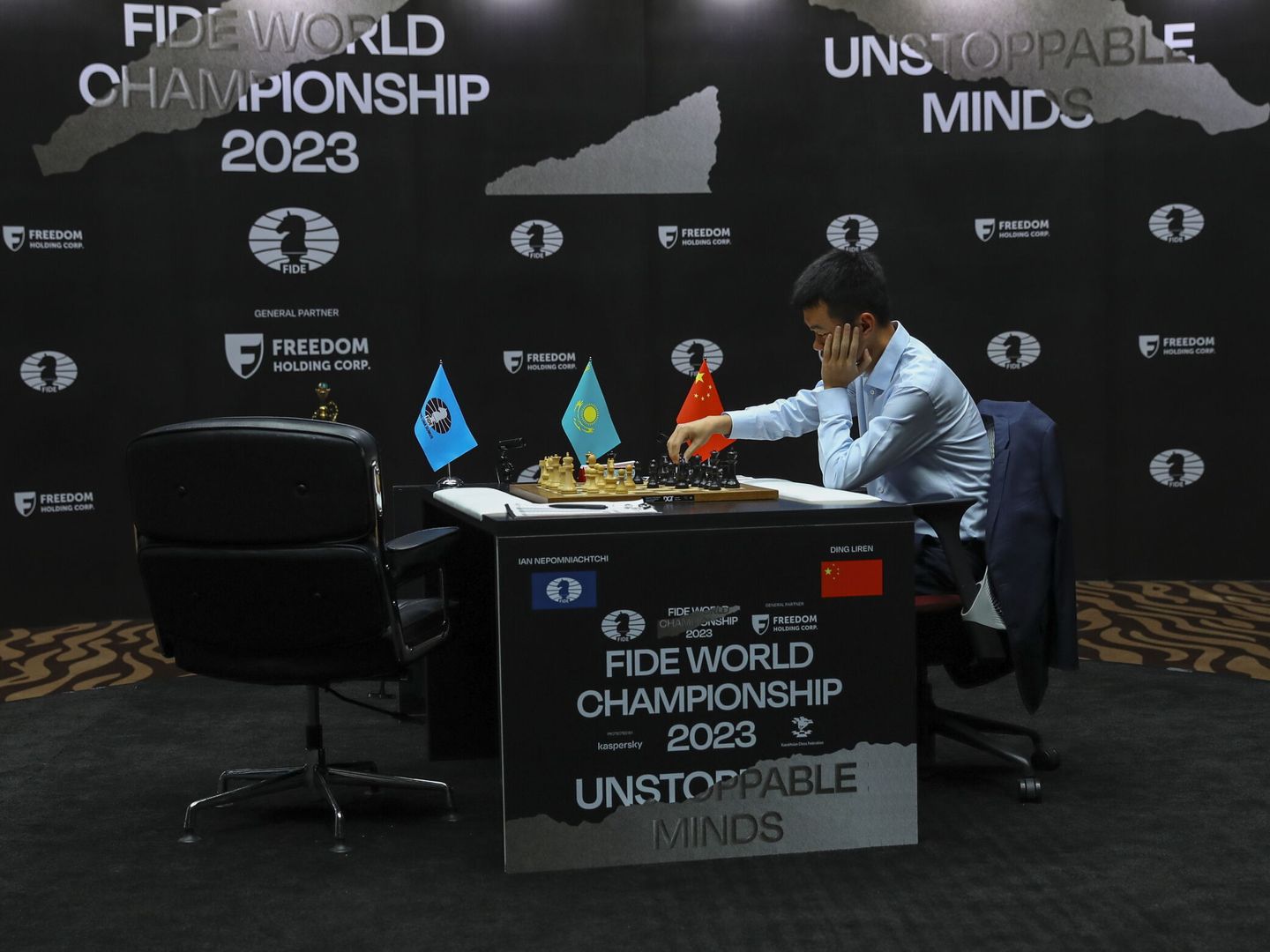 Ding Liren, solo en el tablero, durante una partida del Mundial. (EFE)