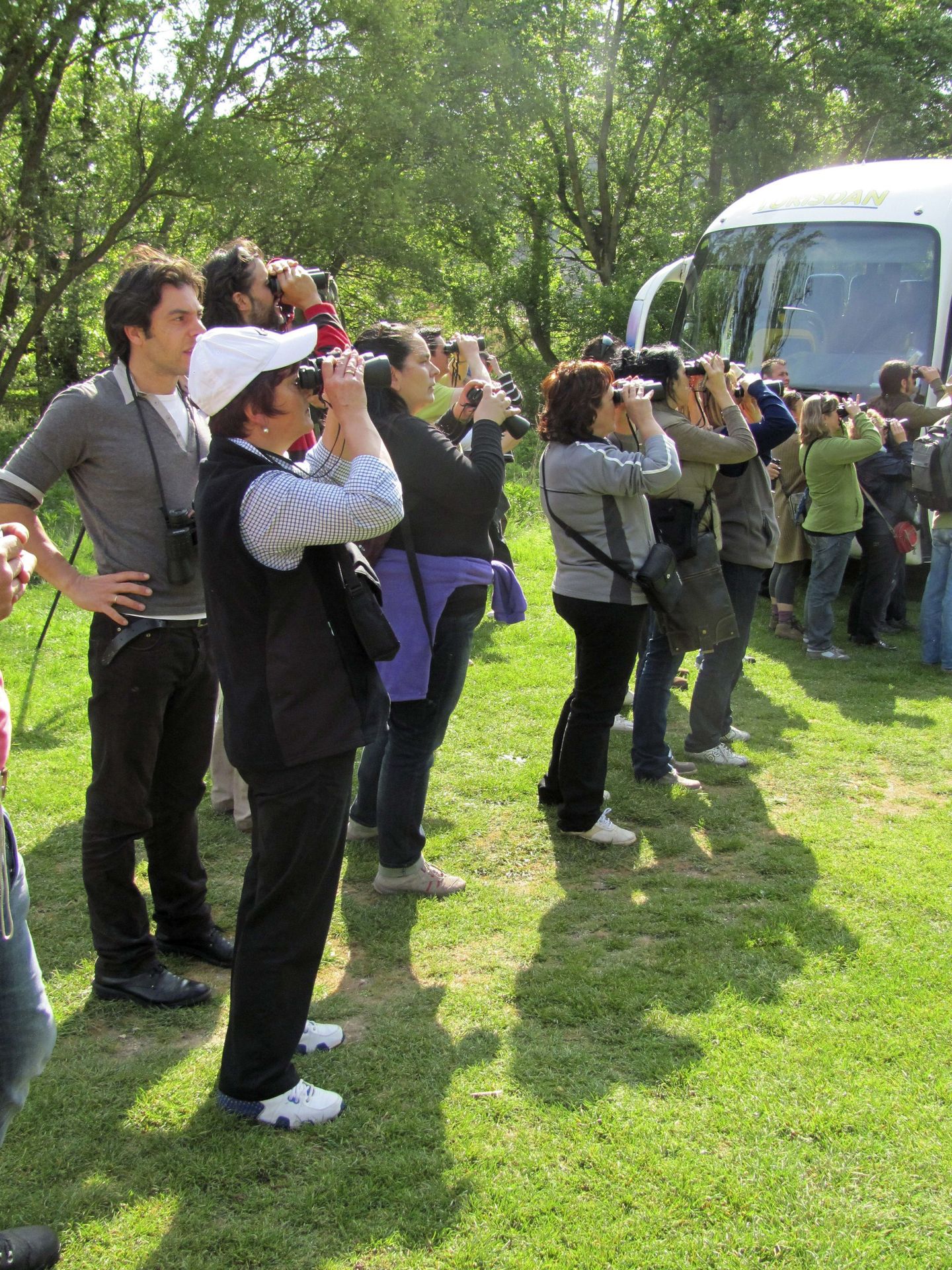 Aficionados observando aves en el Parque Natural de la Montaña Palentina. (EFE)