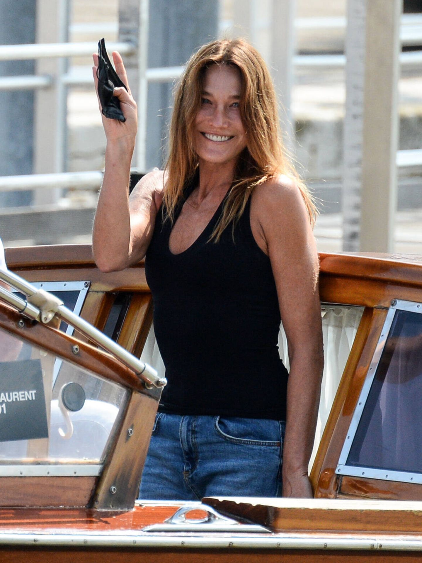 Carla Bruni llega sonriente a Venecia. (Gtres)