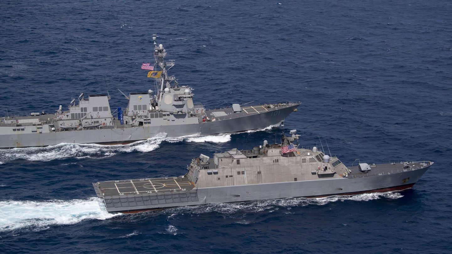El USS Detroit (LCS 7) junto al destructor clase Arleigh Burke USS Gridley (DDG 101). Interesante comparativa de taman?o. (US NAVY)