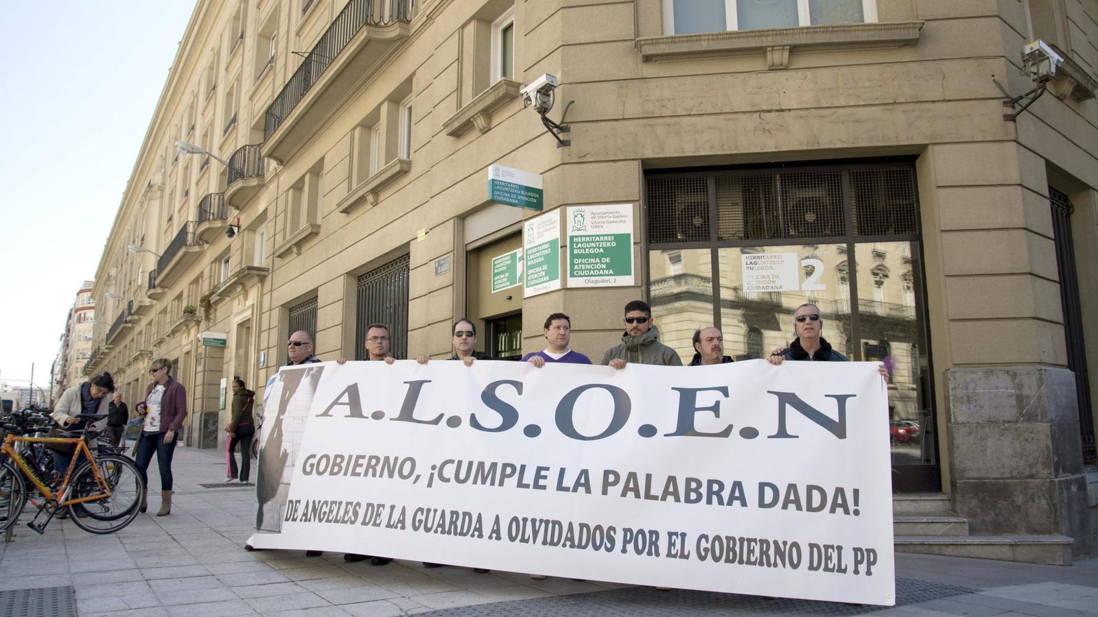 Foto: Concentración de 'Las sombras olvidadas de Euskadi y Navarra', frente a la sede del PP en Vitoria. (EFE)