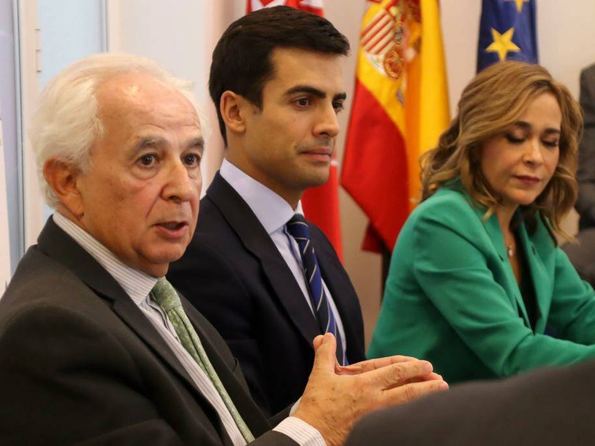 Foto: Juango Ospina, en el centro, junto con Juan Ramón Montero Estévez y Pilar Sánchez-Bleda, integrantes de su candidatura. (Cedida)