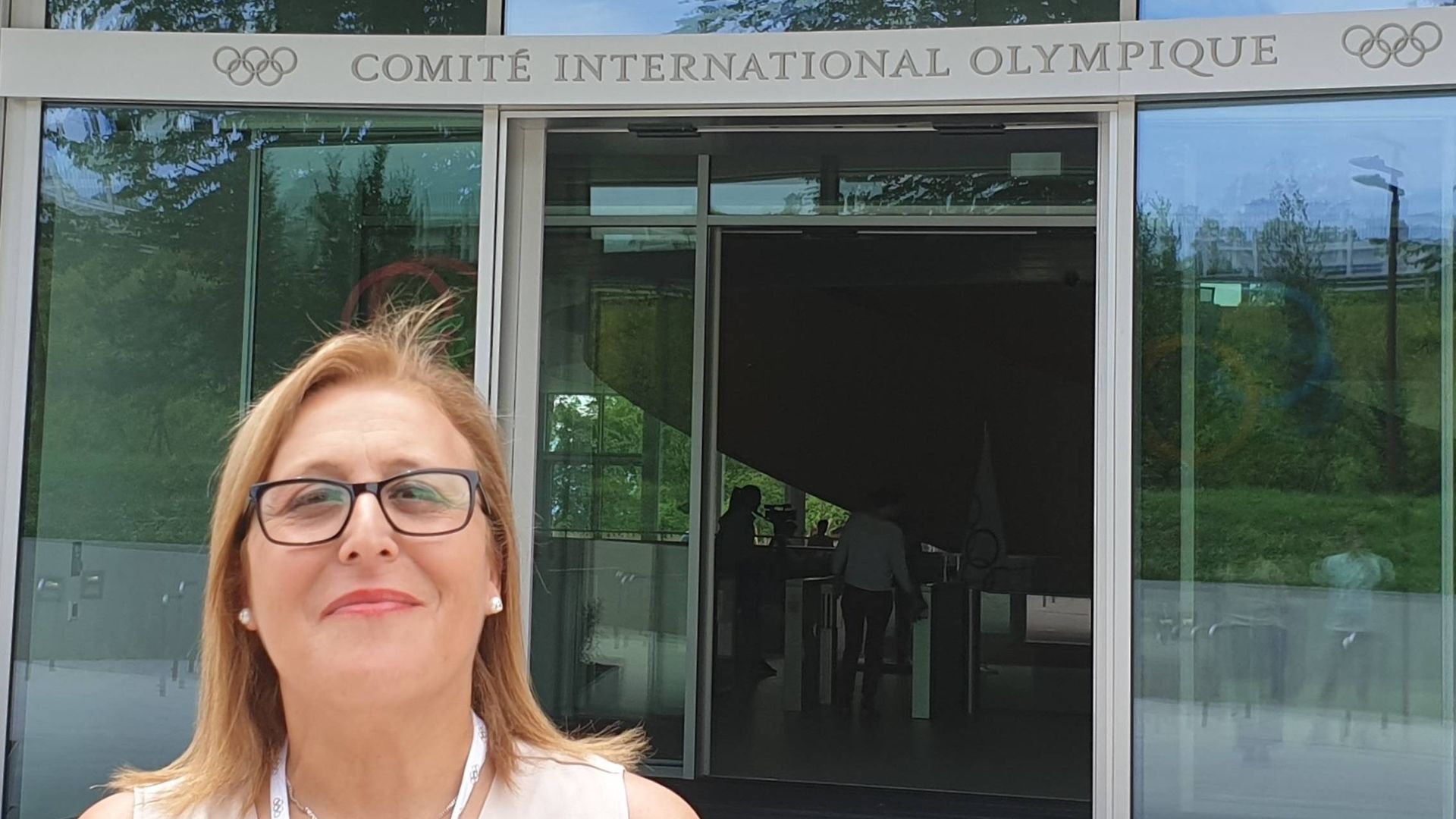 Patiño, en 2019, en la puerta del Comité Olímpico Internacional (Lausanne, Suiza).