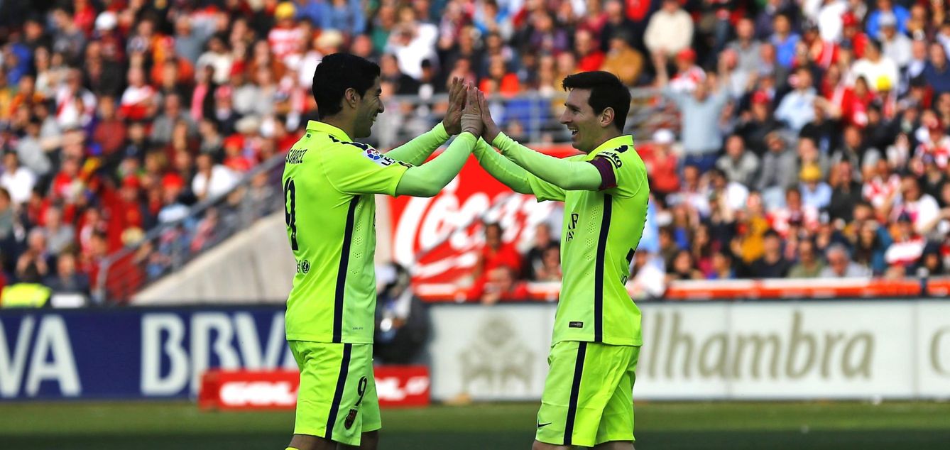 Foto: Messi agradece a Luis Suárez que le regalara el tercer gol del Barcelona (Reuters)