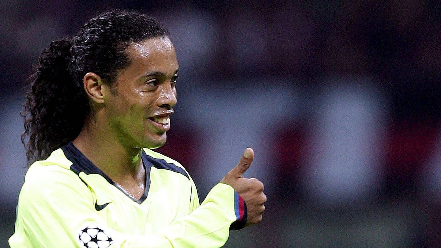 Ronaldinho, jugando la Champions con el Barcelona. (EFE)